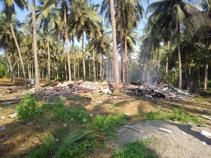 Aripaka Blast Andhra Pradesh Anakapalli Explosion In Firecracker Unit Four People Seriously Injured DNN అనకాపల్లి జిల్లా ఆరిపాకలో రహస్యంగా మందుగుండు తయారీ- ఆసుపత్రిలో చేరిన నలుగురు వ్యక్తులు