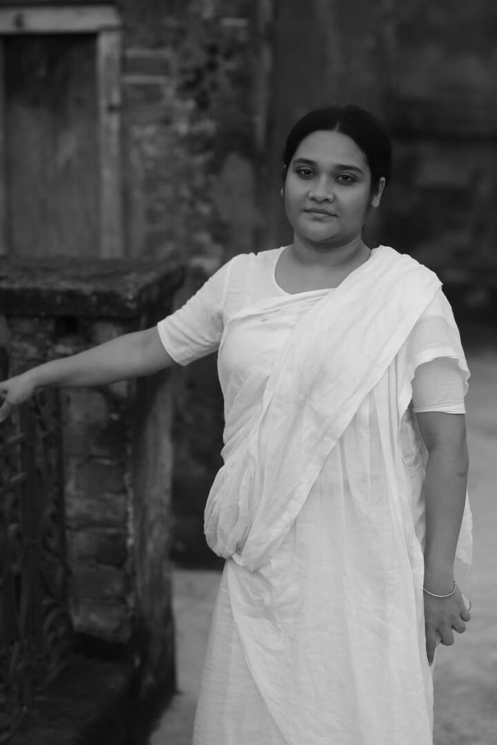 এই ছবির হাত ধরেই প্রথম রূপোলি পর্দায় পা রাখছেন অর্ণ মুখোপাধ্যায়ের স্ত্রী উপাবেলা। এবিপি লাইভের তরফ থেকে প্রকাশ করা হয়েছিল তাঁর লুকও।