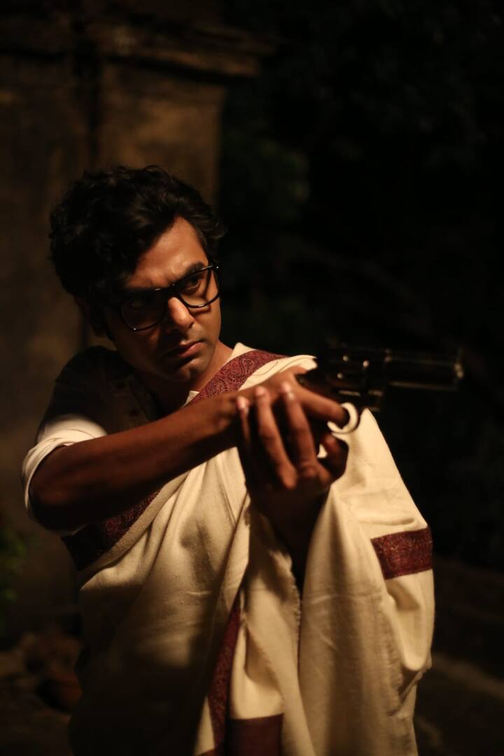 সাদা শাড়িতে সৌরসেনীর পুরাতনী সাজ, অন্যদিকে গায়ে চাদর, চোখে চশমা হাতে বন্দুক নিয়ে অর্ণের চরিত্র একজন স্বাধীনতা সংগ্রামীর।