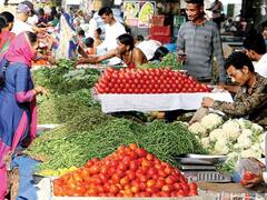 Vegetables Price List: விண்ணைமுட்டும் விலையில் தக்காளி.. இன்றைய காய்கறி விலை நிலவரம் இதுதான்..