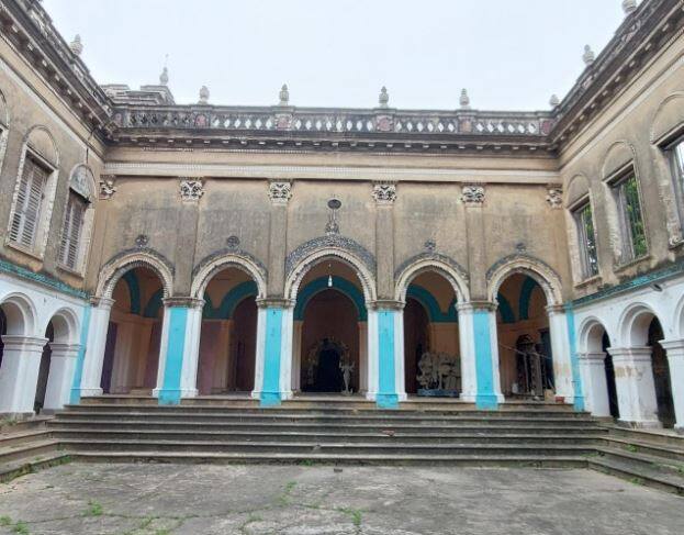 ব্রজেন্দ্রলাল দাসের নাতি শিবশঙ্কর দাস জানিয়েছেন, ব্রজেন্দ্রলাল দাসকে দেবী স্বপ্নে দেখা দিয়ে তাঁকে প্রতিষ্ঠা করে পুজোর নির্দেশ দেন। আর সেই বছর থেকেই মা দুর্গার মূর্তি পুজোর প্রচলন হয় আনোয়ার বেড়ের জমিদার পরিবারে।