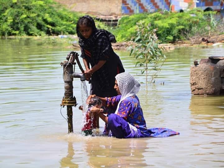 Pakistan Flood Two Girls Providing Menstrual Aid To Women Running Campaign Pakistan Flood: दो लड़कियों ने तोड़ी पुरुष प्रधान समाज की बेड़ियां, 12 हजार महिलाओं तक पहुंचाई मासिक धर्म सहायता किट