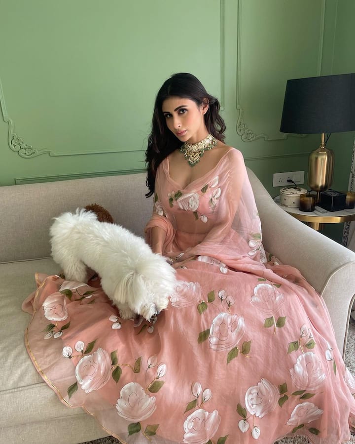 मौनी रॉय लवकरच रणबीर कपूर आणि आलिया भट्टसोबत 'ब्रह्मास्त्र' चित्रपटात दिसणार आहे.(फोटो सौजन्य :imouniroy/इंस्टाग्राम)