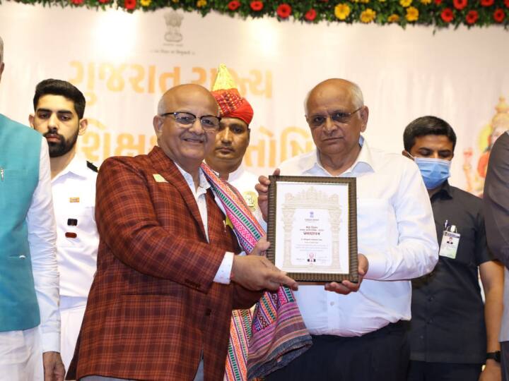गुजरात के मुख्यमंत्री भूपेंद्र पटेल ने शिक्षक दिवस के अवसर पर सरकार द्वारा आयोजित पुरस्कार वितरण समारोह में राज्यपाल आचार्य देवव्रत की उपस्थिति में राज्य के 44 सर्वश्रेष्ठ शिक्षकों को सम्मानित किया. 