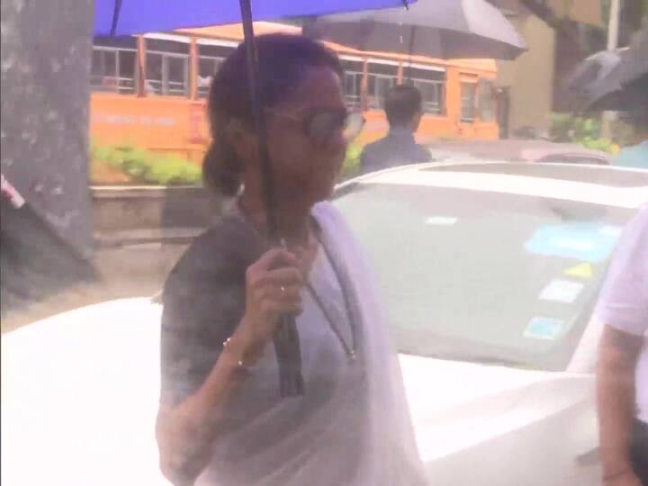 राष्ट्रवादी कांग्रेस पार्टी (NCP) की नेता सुप्रिया सुले भी शवदाह गृह में मौजूद थीं.