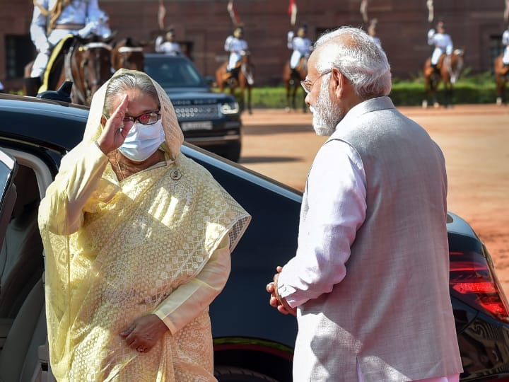 बांग्लादेश की प्रधानमंत्री शेख हसीना चार दिवसीय भारत दौरे पर हैं. राष्ट्रपति भवन पहुंची शेख हसीना का जोरदार स्वागत किया गया. इस दौरान प्रधानमंत्री नरेंद्र मोदी और विदेश मंत्री एस जयशंकर मौजूद रहे.