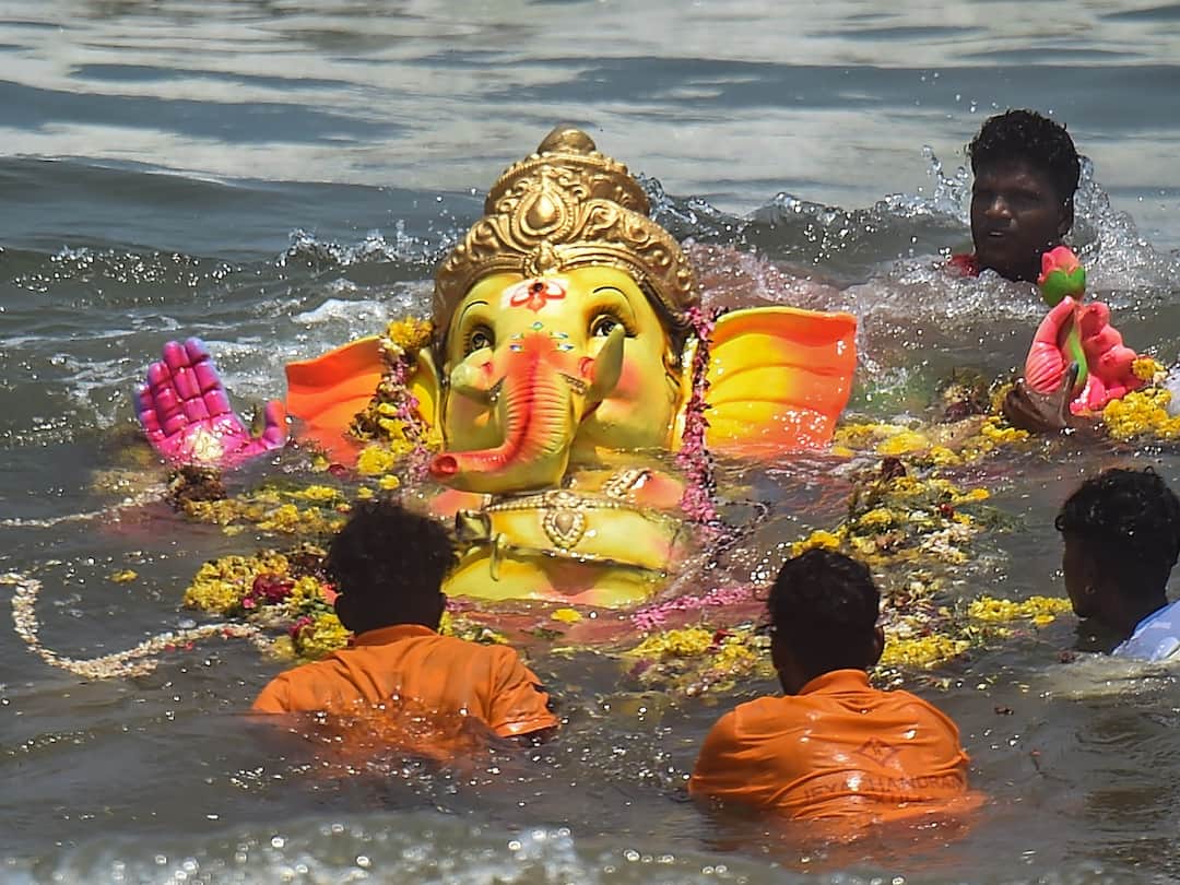 Ganesh Nimajjanam: నిమజ్జనం చుట్టూ రాజకీయాలే! టార్గెట్ అయిన సర్కార్, అదే పనిగా వార్నింగ్లు - ఈసారే ఎందుకిలా? Politics around Hyderabad Ganesh immersion amid high court orders DNN Ganesh Nimajjanam: నిమజ్జనం చుట్టూ రాజకీయాలే! టార్గెట్ అయిన సర్కార్, అదే పనిగా వార్నింగ్లు - ఈసారే ఎందుకిలా?
