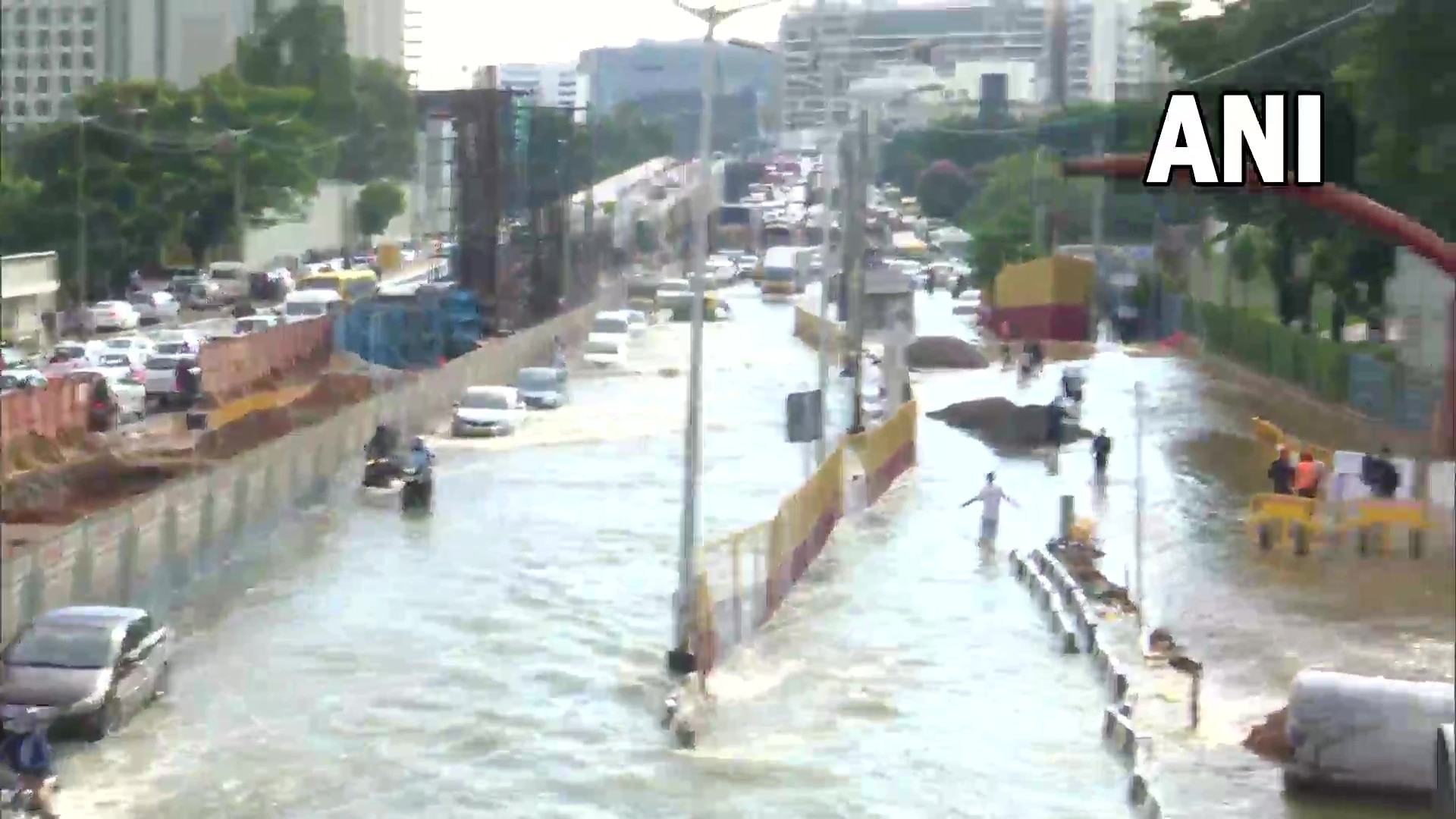 Karnataka Rain : बंगळुरुमध्ये मुसळधार पावसामुळं जनजीवन विस्कळीत, वाहतुकीवर परिणाम, दोन किलोमीटरपर्यंत ट्रॅफिक जाम