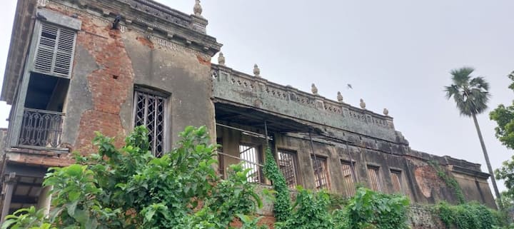 দাসবাড়ির পুজোর বিশেষত্ব বলতে কাঁঠালী কলা, নারকেলের বিভিন্ন মিষ্টি আর গাওয়া ঘি-এর লুচি। প্রত্যেকদিনই দেবীর কাছে এই ভোগ নিবেদন করা হয়। আগে সন্ধিপুজোর সময় ছাগল বলি হলেও, ৮০ বছর আগে তা বন্ধ হয়ে গিয়েছে। তার বদলে জমিদার বাড়িতে হয় মণ্ডা বলি।