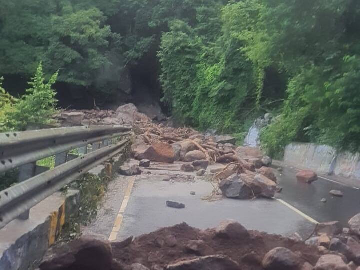 Salem-Yercaud road temporarily blocked for traffic due to landslides சேலம் : ஏற்காடு மலைப்பாதையில் மண்சரிவால் பரபரப்பு.. போக்குவரத்துக்கு தற்காலிக தடை..