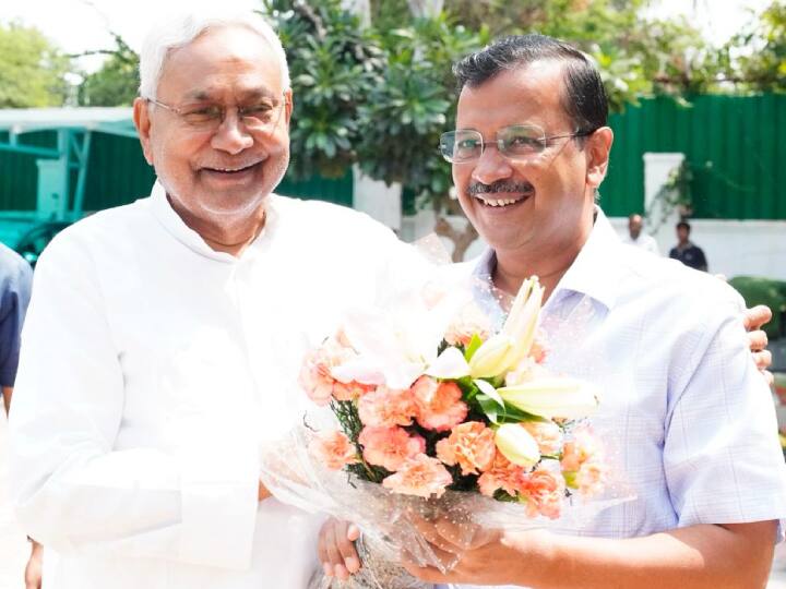 आज मंगलवार को मुख्यमंत्री नीतीश कुमार ने दिल्ली के मुख्यमंत्री अरविंद केजरीवाल से मुलाकात की. दोनों कुछ देर तक साथ बैठे. यह मुलाकात नई दिल्ली सिविल लाइन स्थित अरविंद केजरीवाल के आवास पर हुई है.