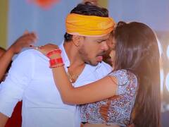 देसी स्टाइल में प्रमोद प्रेमी यादव ने उड़ाया गर्दा, वीडियो में सृष्टि को देख चाहने वालों का दिल धड़का