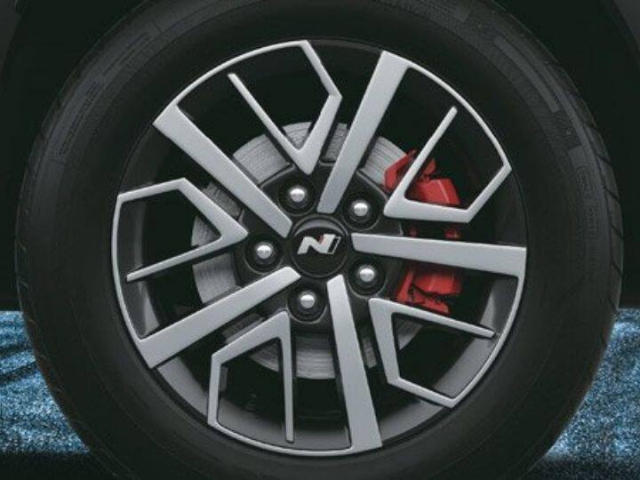 व्हेन्यू एन-लाइन स्पोर्टी आणि आकर्षक बनवण्यासाठी, समोर, मागील आणि बाजूंना लाल रंग दिलेले आहेत. कारच्या फ्रंट बंपर, बॅक बंपर, रूफ रेल आणि व्हील आर्चवर लाल रंग दिलेले आहेत. तसेच 