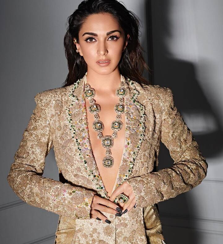 यासोबत कियाराने लहान कानातले घातले आहेत. येथे ती किलर स्टाईलमध्ये कॅमेऱ्यासमोर पोज देत आहे.(फोटो सौजन्य:kiaraaliaadvani/इंस्टाग्राम)