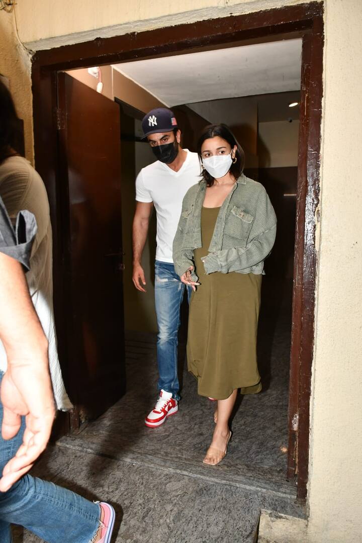 इस दौरान आलिया भट्ट ऑलिव ग्रीन कलर की मैक्सी ड्रेस में काफी कन्फर्टेबल नजर आईं.