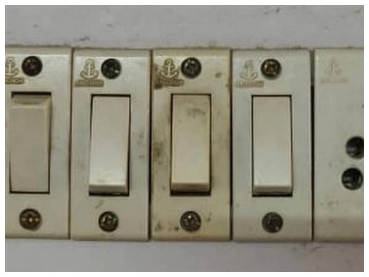 अब स्विच बोर्ड को ब्रश की मदद से साफ कर कपड़े से पोंछ दें. इससे भी स्विच बोर्ड एक दम साफ हो जाएगा. ध्यान रखें कि स्विच बोर्ड की सफाई के आधे घंटे बाद बिजली का पॉवर ऑन करें.