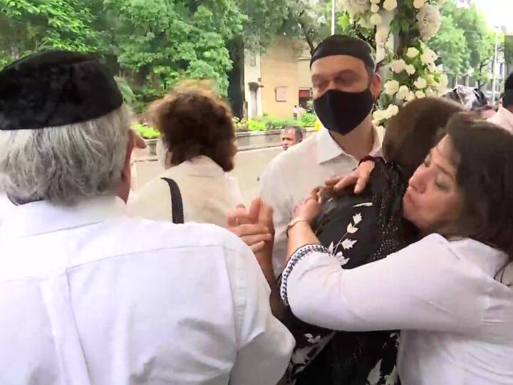 दोपहर से ठीक पहले एक इलेक्ट्रिक शवदाह गृह में साइरस मिस्त्री का अंतिम संस्कार किया गया. इसमें शामिल होने वालों के अनुसार अंतिम संस्कार से पहले एक पूर्व तय समय पर परिवार के पुजारी ने पारसी परंपरा के अनुसार पूजा की.