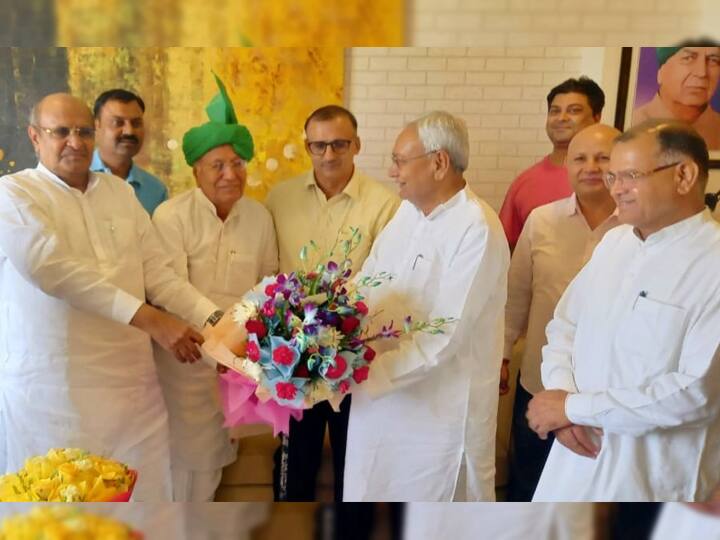 Bihar CM Nitish Kumar met INLD supremo Omprakash Chautala at his Gurugram residence Bihar Politics: हरियाणा के पूर्व मुख्यमंत्री ओमप्रकाश चौटाला से मिले CM नीतीश, इन मुद्दों पर हुई बात