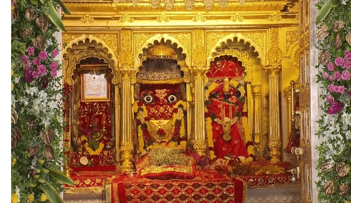 भारत में पुरातन आस्था को लेकर बहुत ज्यादा मान्यता है. देश में बहुत से धार्मिक स्थल ऐसे हैं जिनको लेकर भक्तों में प्रगाढ़ श्रद्धा है. ऐसा ही एक ऐतिहासिक और पावन मंदिर है गुजरात (Gujrat) के पावागढ़ (Pavagarh) में. भगवान श्रीराम के इस मंदिर को शत्रुंजय मंदिर के नाम से जाना जाता है. करीब साढ़े 14 सौ फीट की ऊंचाई पर एक पहाड़ी से इस मंदिर तक जाने का रास्ता शुरू होता है. भक्तों को मंदिर तक पहुंचने के लिए 250 सीढ़ियां चढ़नी होती हैं. आज इसी मंदिर से जुड़ी कुछ खास बातें आपको बताएंगे.