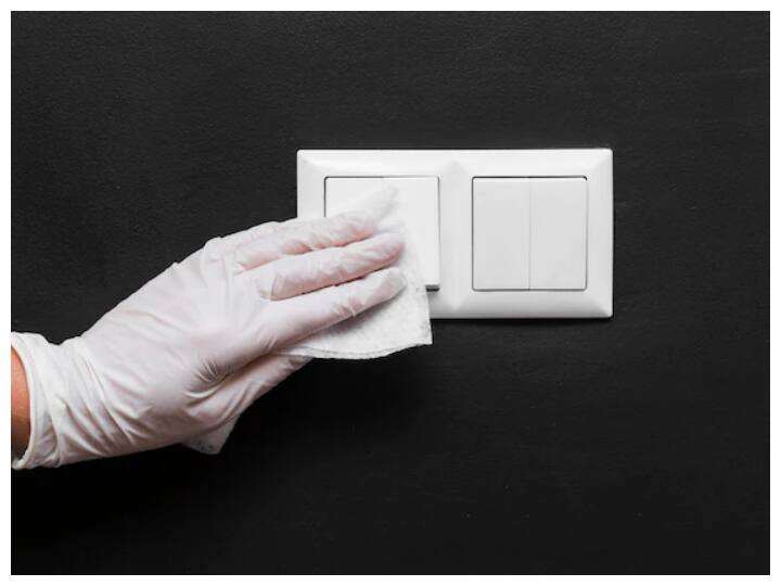 सभी त्योहार एक साथ एक ही महीने में आने वाले हैं. दशहरा दिवाली और छठ पूजा. जिसे लेकर खुशनुमा माहौल तो बनेगा पर सबसे बड़ी टेंशन होती है कि घर की सफाई कैसे करें. इसमें सबसे जरूरी होता है घर के सभी स्विच बोर्ड की सफाई करना. जो सबसे आफत का काम लगता है.