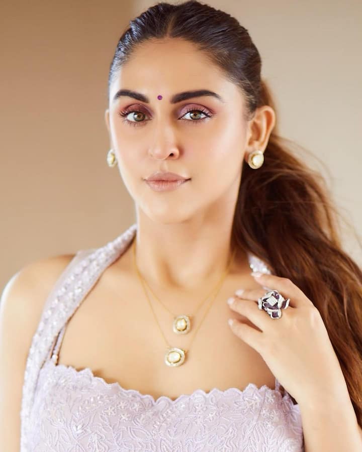 टीवी जगत कि पॉपुलर एक्ट्रेस की लिस्ट में क्रिस्टल डिसूजा का नाम शुमार होता है. क्रिस्टल का देसी अंदाज हमेशा से ही फैंस को अपना दीवाना बनाता आया है.