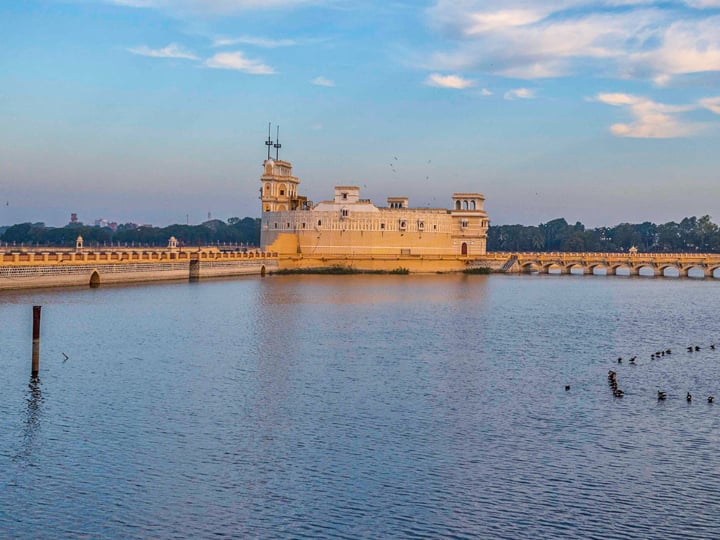 जामनगर शहर के मध्य में रणमल झील 5 लाख वर्ग मीटर में फैली हुई है. ये झील तीन भागों में विभाजित है.