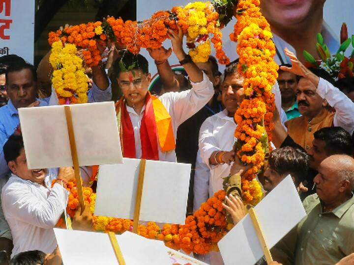 Sachin Pilot: कांग्रेस नेता सचिन पायलट (Sachin Pilot) का कल यानी 7 सितंबर को 45 वां जन्मदिन है लेकिन, जन्मदिन से एक दिन पहले ही पायलट समर्थकों ने शक्ति प्रदर्शन कर उनका जन्मदिन मनाया.