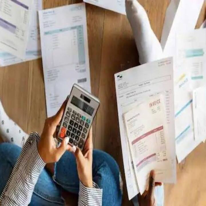 কিছু বিনিয়োগকারী আছে, তারা আইপিও আসার আগেই তাদের শেয়ার বিক্রি করে দেয়। এমন পরিস্থিতিতে আইপিওর আগে অন্য বিনিয়োগকারীরা ওই কোম্পানির শেয়ার নেওয়ার সুযোগ পায়।