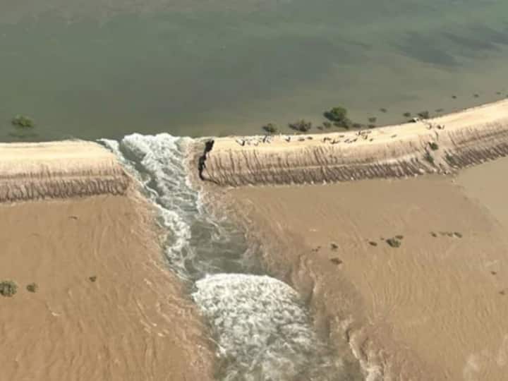 Pakistan Engineers breach Manchar lake overflowing flood effected area Pakistan Floods: बाढ़ से त्रस्त पाकिस्तान को तोड़नी पड़ी मीठे पानी की झील, एक लाख लोग हुए बेघर