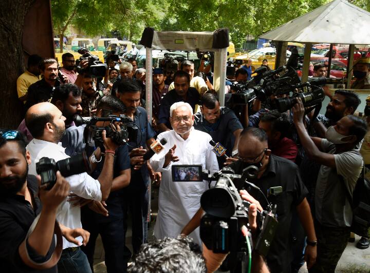 बिहार के मुख्यमंत्री नीतीश कुमार (Nitish Kumar 2024 के लोकसभा चुनाव (Lok Sabha Election) देखते हुए दिल्ली के तीन दिवसीय दौरे पर आए हैं. इस दौरान सीएम नीतीश कुमार विपक्ष को एकजुट करने के लिए विभिन्न पाटियों के नेताओं से मिल रहे हैं.