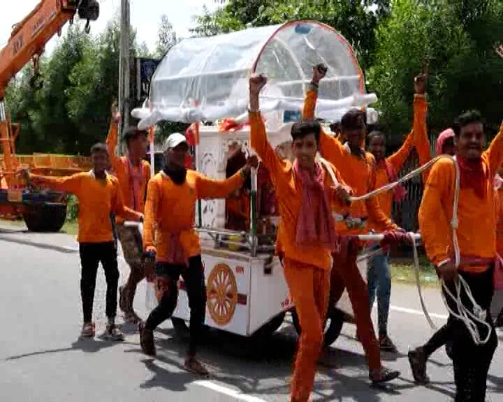 વર્ષોથી માતાજીના શ્રદ્ધા ધરાવતા અનેક સંઘો મા અંબાના ચરણોમાં આવીને શીશ નમાવે છે. હસતા રમતા અને અરવલ્લીની ગિરિમાળાઓ વચ્ચે બોલ માડી અંબે જય જય અંબેના નાદ સાથે શ્રદ્ધાળુઓ અંબાજી તરફ આગળ વધી રહ્યા છે.