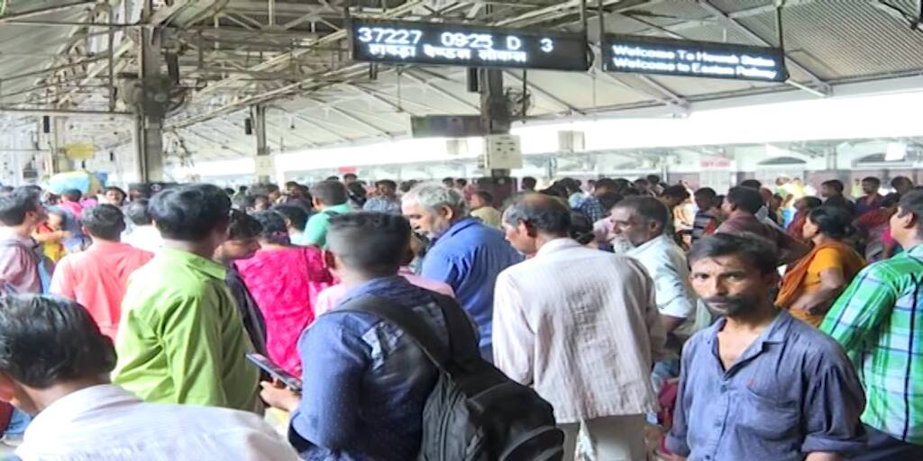 Howrah News Passengers are waiting due to Rail Blockade Howrah News: অবরোধে ৪ ঘন্টা হয়রানি, ভোগান্তি চরমে, হাওড়া স্টেশনে এখন কী পরিস্থিতি ?