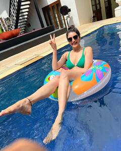 Karishma Tanna Pics: ग्रीन बिकिनी में तस्वीरें शेयर कर करिश्मा तन्ना ने बढ़ाया सोशल मीडिया का पारा