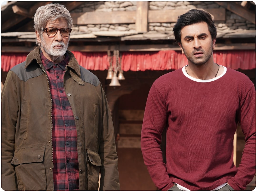 Brahmastra First Review Ranbir Kapoor Alia Bhatt Starrer Brahmastra Review By Umair Sandhu Check Brahmastra First Review : 'బ్రహ్మాస్త్ర' ఫస్ట్ రివ్యూ వచ్చేసింది - సినిమాకు ఈ నెగిటివ్ టాక్ ఏంటి?