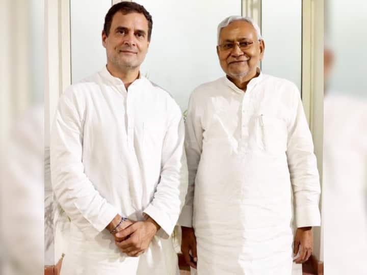 नीतीश कुमार दिल्ली दौरे पर हैं. इस दौरान अलग-अलग नेताओं से मिलने का सिलसिला जारी है. सोमवार को नीतीश कुमार पटना से दिल्ली गए. सोमवार को ही उन्होंने राहुल गांधी से मुलाकात की.