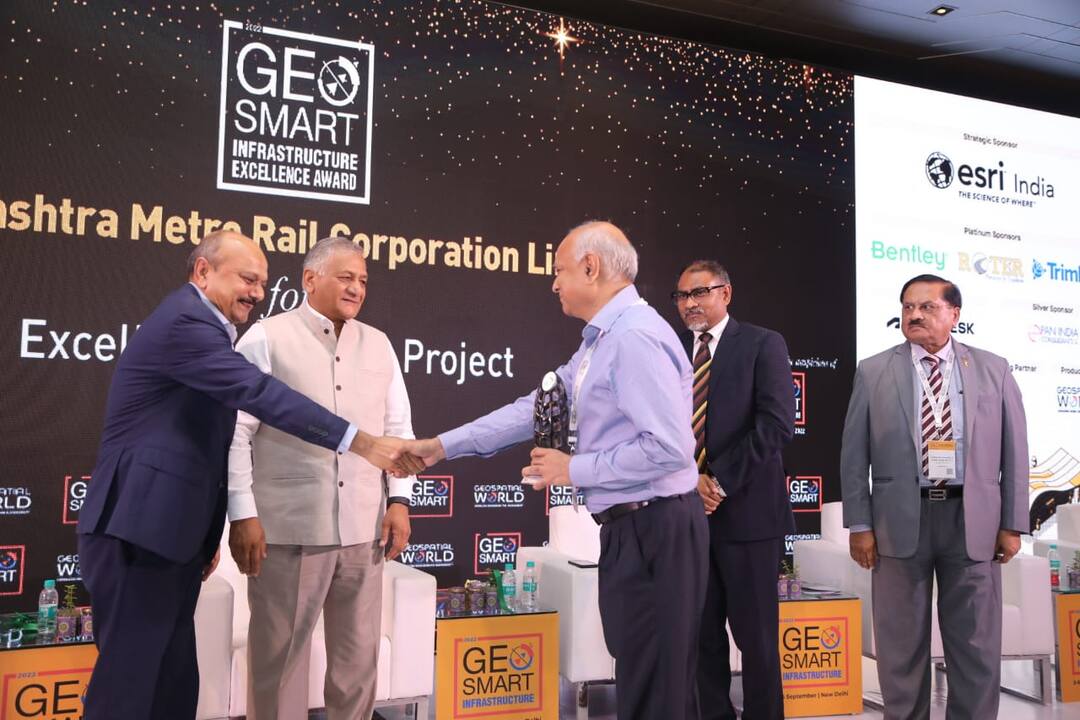 Excellence Metro Project Award by Geo Spatial World to Nagpur Metro Nagpur Metro : नागपूर मेट्रोला जिओ स्पॅशियल वर्ल्ड तर्फे 'एक्सलंस मेट्रो प्रकल्प अवॉर्ड'