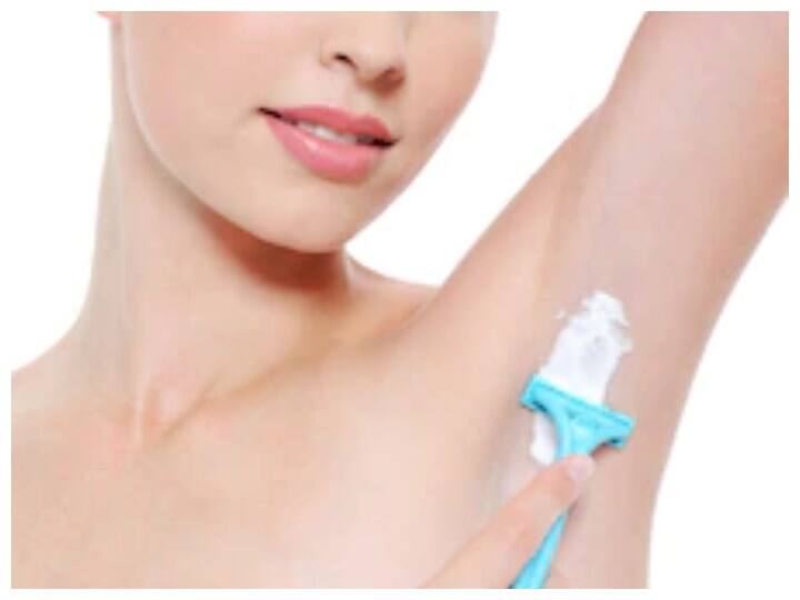 आलू से ठीक हो सकते हैं काले पड़े अंडर आर्म्स: ये नेचुरल ब्लीचिंग का काम करता है. आलू के टुकड़े को अपने अंडर आर्म्स पर रगड़ें और कुछ देर बाद इसे धो लें.