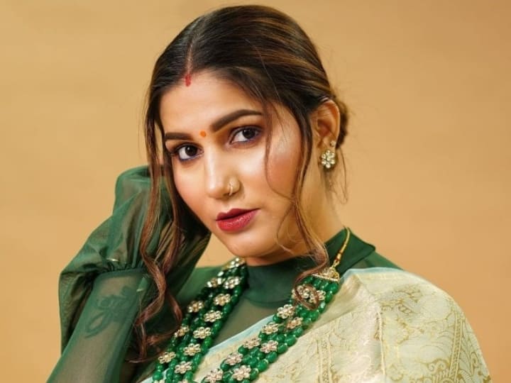 Lucknow News: लखनऊ पहुंची डांसिंग क्वीन सपना चौधरी, कोर्ट में कर सकती हैं सरेंडर, जानिए वजह Haryana Dancer and singer Sapna Choudhary can surrender in Lucknow court after non bailable warrant Lucknow News: लखनऊ पहुंची डांसिंग क्वीन सपना चौधरी, कोर्ट में कर सकती हैं सरेंडर, जानिए वजह