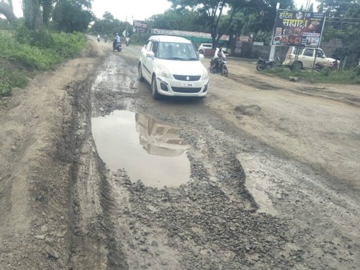 maharashtra News Aurangabad News The Chinese company that came for investment turned back half way after seeing the potholes Aurangabad: गुंतवणुकीसाठी आलेली चीनची कंपनी खड्डे पाहून अर्ध्या रस्त्यातून माघारी; पाच मंत्री असलेल्या जिल्ह्याची अवस्था