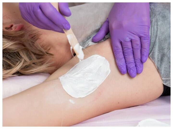 खीरे का भी कर सकते हैं इस्तेमाल: खीरे के टुकड़े को अंडर आर्म्स पर रगड़ें. कुछ देर बाद इसे धो लें. इसे आप दिनभर में दो बार करें. इससे भी रंग हल्का होता नजर आएगा.