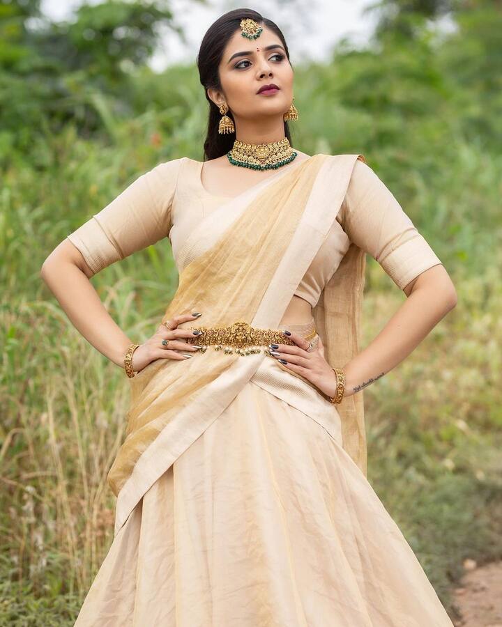 ఓనమ్ కు రెడీ అయిన కేరళ కుట్టిలా ఉంది. -Image Credit:Sreemukhi/Instagram