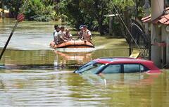 Bengaluru Rains: બેંગલુરુમાં ભારે વરસાદ બાદ અનેક વિસ્તારો જળબંબાકાર, રસ્તાઓ પર હોડી ચાલી, જુઓ તસવીરો