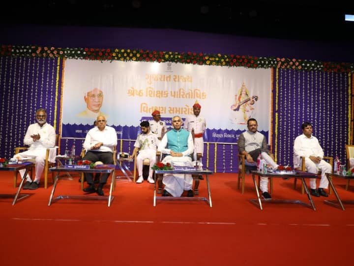 शिक्षा के क्षेत्र में गुजरात सरकार के प्रयासों की सराहना करते हुए राज्यपाल आचार्य देवव्रत ने कहा कि गुजरात में पिछले साढ़े छह वर्षों में निजी स्कूलों से बड़ी संख्या में छात्रों ने सरकारी स्कूलों में प्रवेश लिया है.