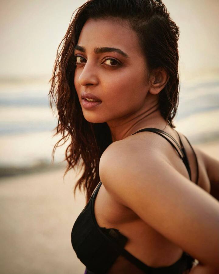 राधिका उस शख्स की बात पर हंस पड़ी थीं और कहा कि जाकर उनसे कह दे कि वे भाड़ में जाएं. मुझे ऐसे लोगों के साथ काम नहीं करना है.