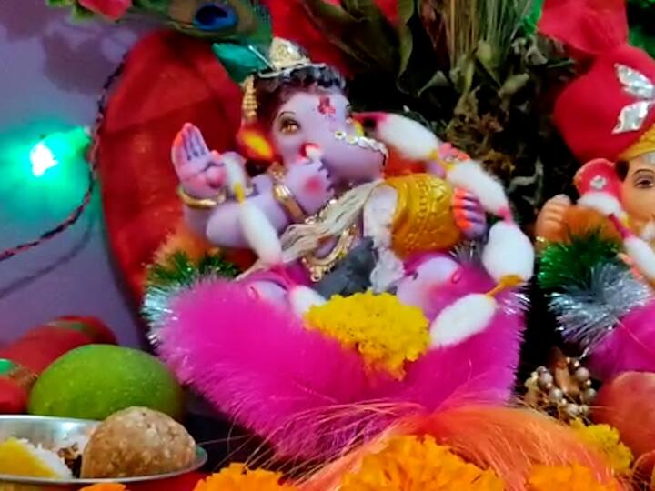 Ganesh Chaturthi 2022 : नांदेडमध्ये सहावीत शिकणाऱ्या दोन चिमुकलींनी सोशल मीडियाचा देखावा सादर करत केली गणरायाची स्थापना.