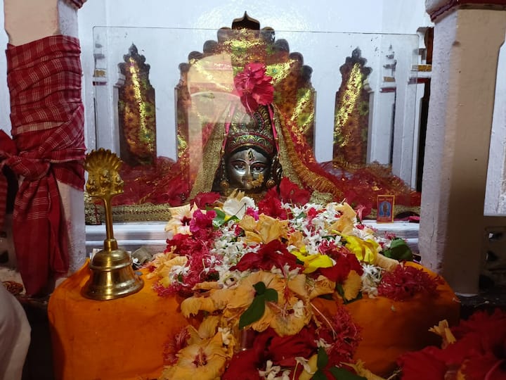 পথে চোখ আটকায় এক রমণীতে। একাকী রমণীকে দেখে এগিয়ে যান রাজা। 