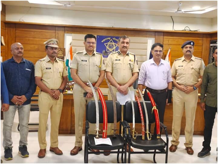 Maharashtra Police recovered seven sharp swords from four men in Dhule Maharashtra: धुले में पुलिस ने चार युवकों से बरामद की 7 धारदार तलवारें, जांच शुरू