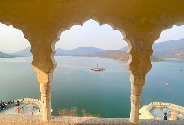 आगर आप वीकेंड पर इस झील पर जाने की प्लानिंग कर रहे हैं तो बता दें कि सुबह के 9.00 से शाम के 6.00 बजे तक पर्यटकों के लिए ये खुली रहती है.