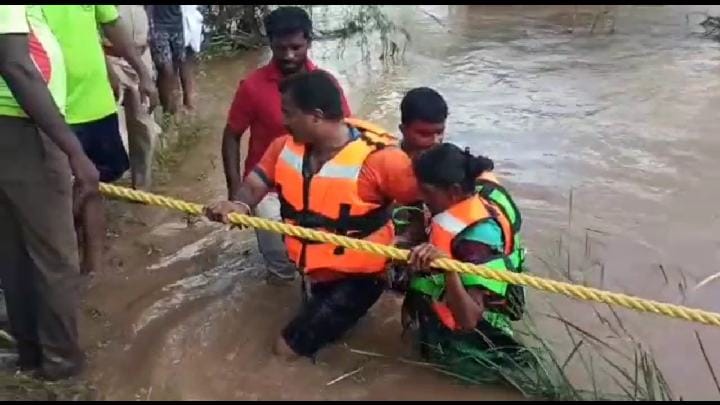 தருமபுரி: ஆற்றை கடக்க முடியாமல் சிக்கி தவித்த 3 பேர் - பாதுகாப்பாக மீட்ட தீயணைப்பு துறையினர்