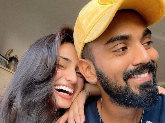 K.L રાહુલ  આથિયા શેટ્ટી એક કોમન ફ્રેન્ડ દ્વારા મળ્યા હતા. બંને વચ્ચે વાતચીત ચાલી રહી હતી. . ધીરે ધીરે વાતનો દોર ડેટિંગ સુધી પહોંચ્યો અને હવે આ કપલ લગ્ન કરવા જઇ રહ્યાં છે.